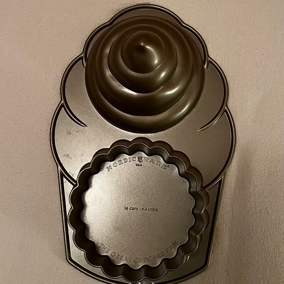 Nordic Ware ~ Williams-Sonoma ~ The Great Cupcake Pan - Picture 2 of 4